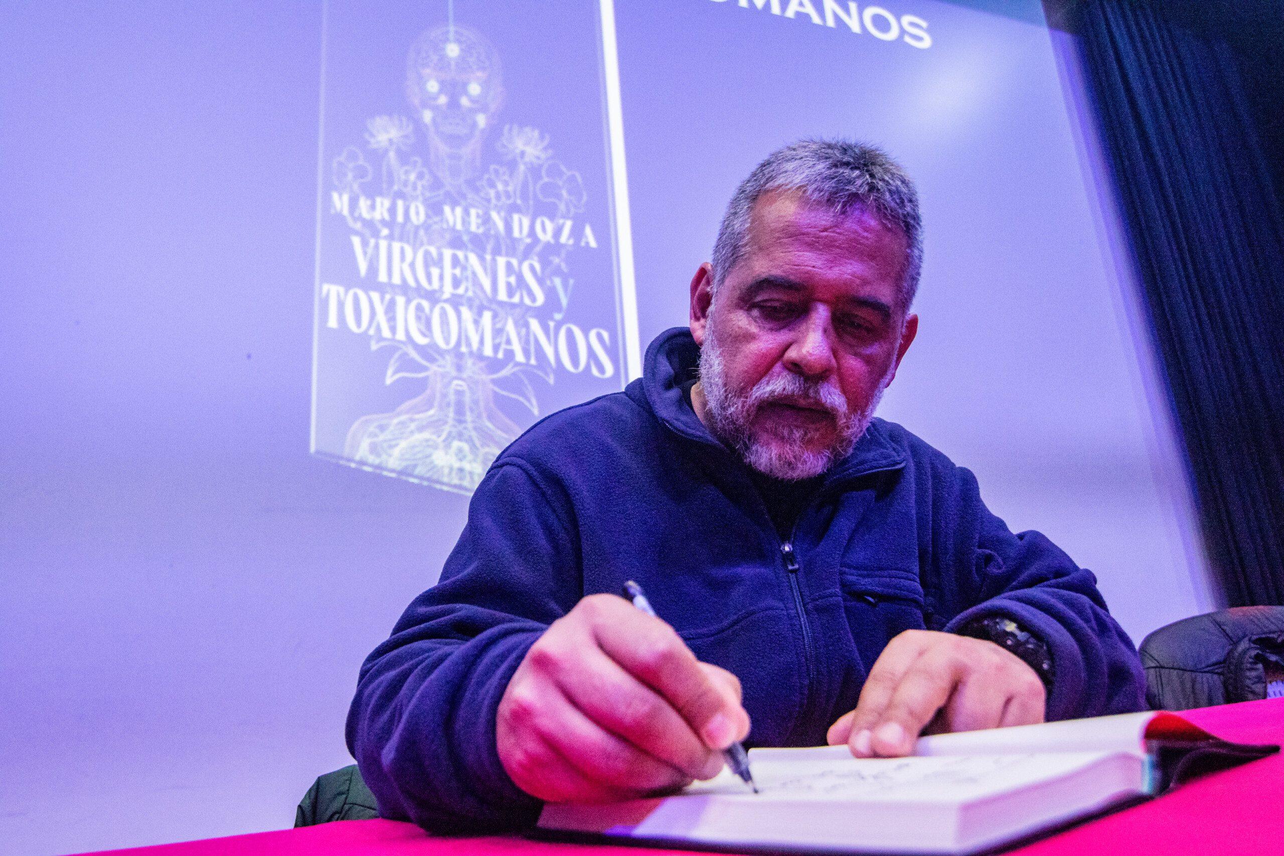 Con asistencia masiva para autores nacionales, libros en cada mano y voces memorables se vivió la sexta jornada de la 16° Feria del Libro de Manizales (5)