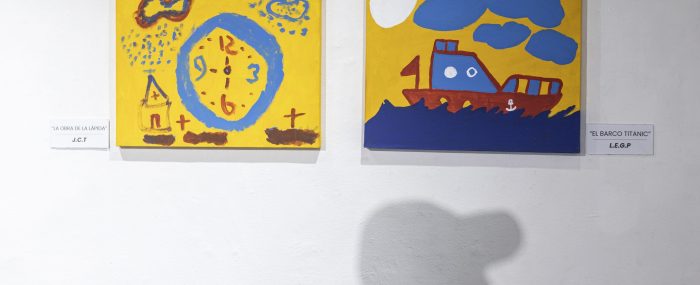 El Barco Titanic Aunque este autor suele centrarse en dibujar gallinazos y paisajes, para esta exposición decidió aventurarse en un nuevo tema: un barco. “Me pidió que le trajera una referencia de un barco para su pintura”, comenta Castaño.
