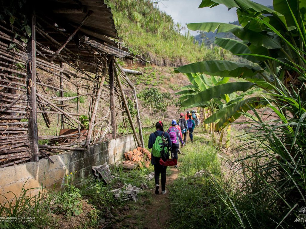 De la montaña al corazón de las comunidades el impacto del trekking en Caldas 18