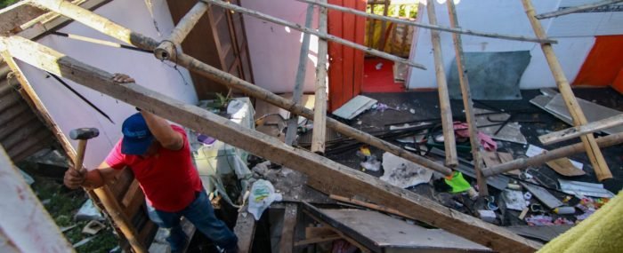 Despues del sismo Carlos y su familia vuelven a esperar en La Avanzada (14)