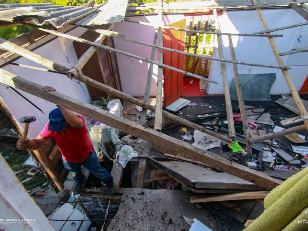 Despues del sismo Carlos y su familia vuelven a esperar en La Avanzada (14)