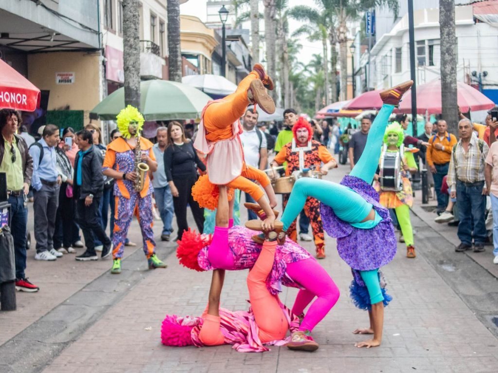 El bicho del teatro se toma las calles de Manizales (7)